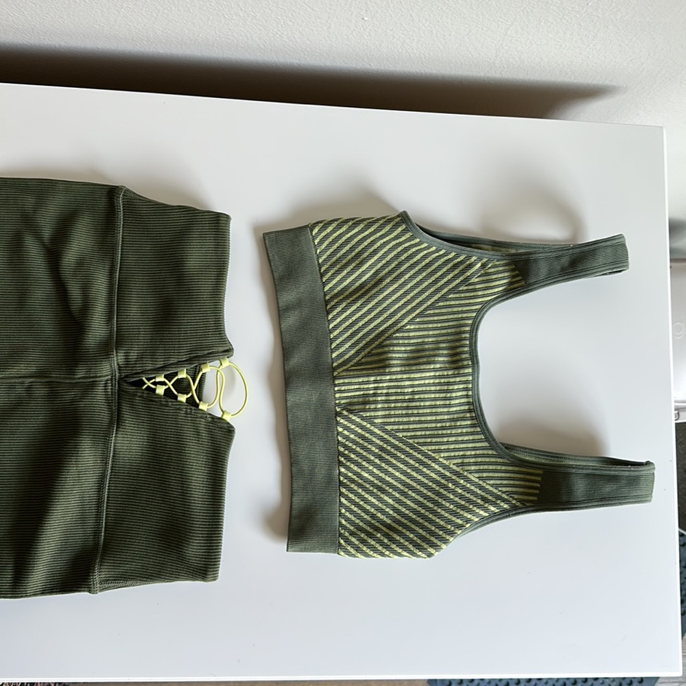Green Fabletics workout Set - Picture 2 of 6
